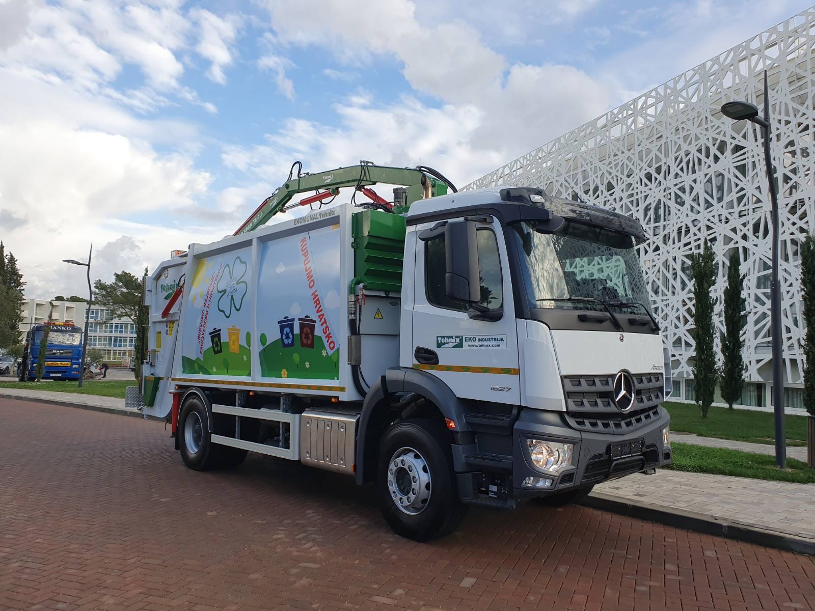 EKOMUNAL modern utility vehicle