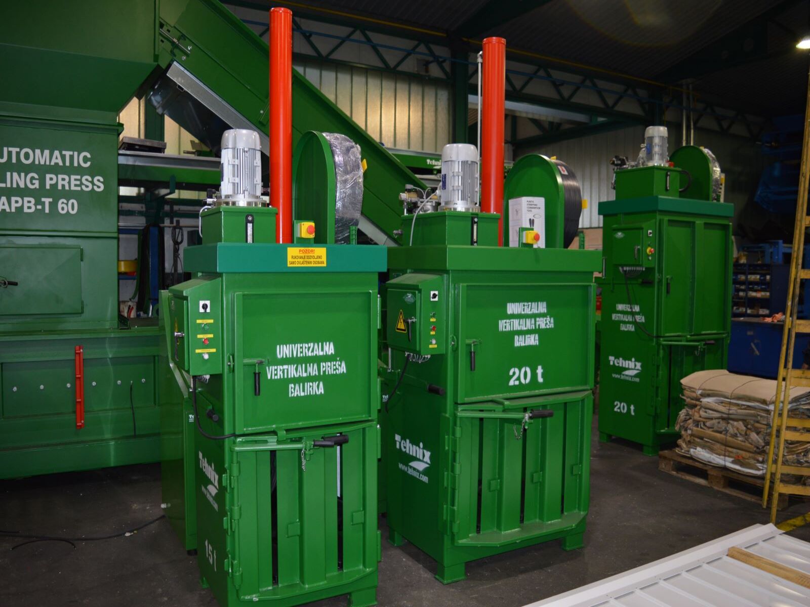 Vertikalna preša balirka